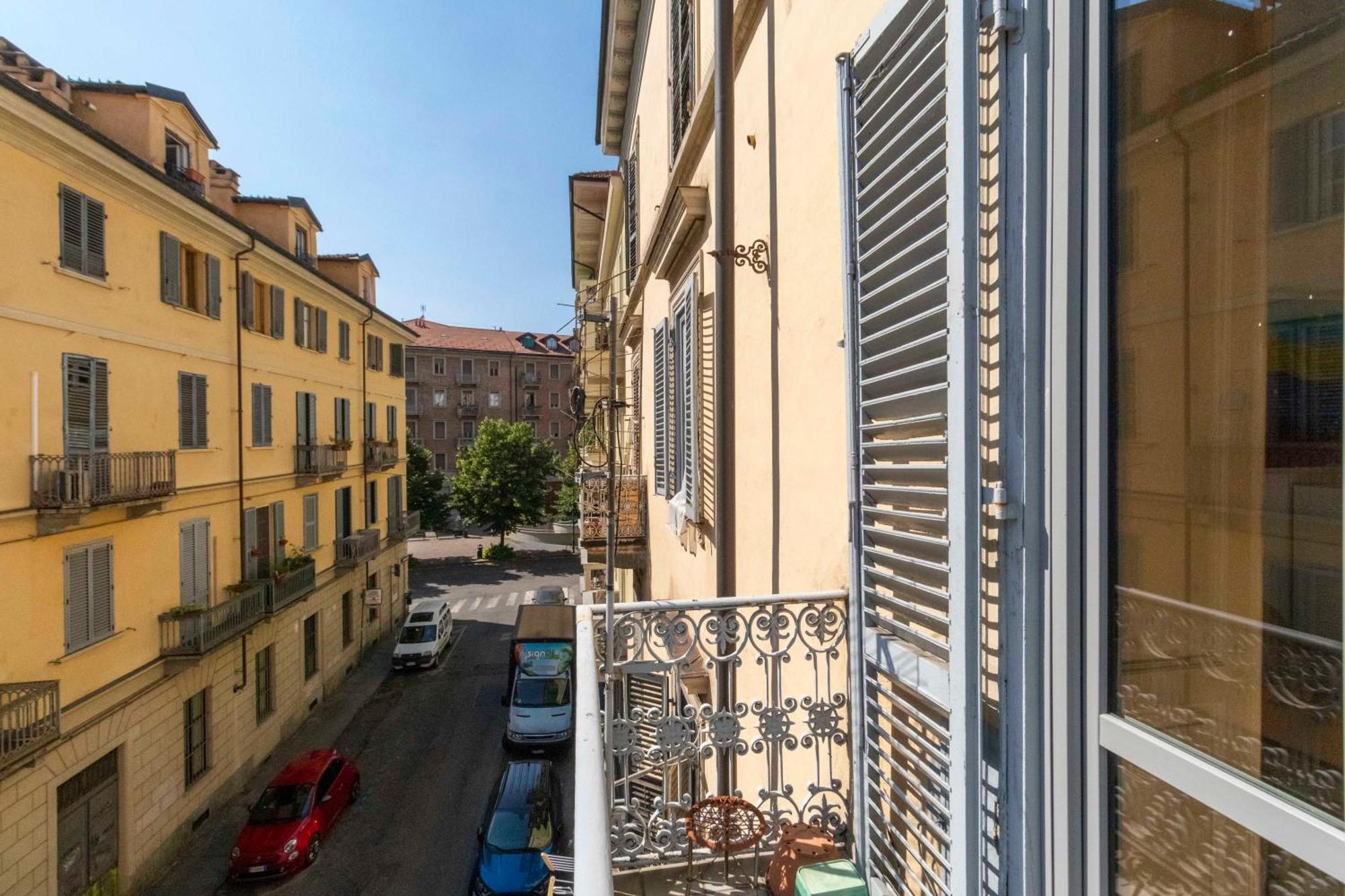 Apartment San Donato District & Piazza Statuto Roomy Flat *